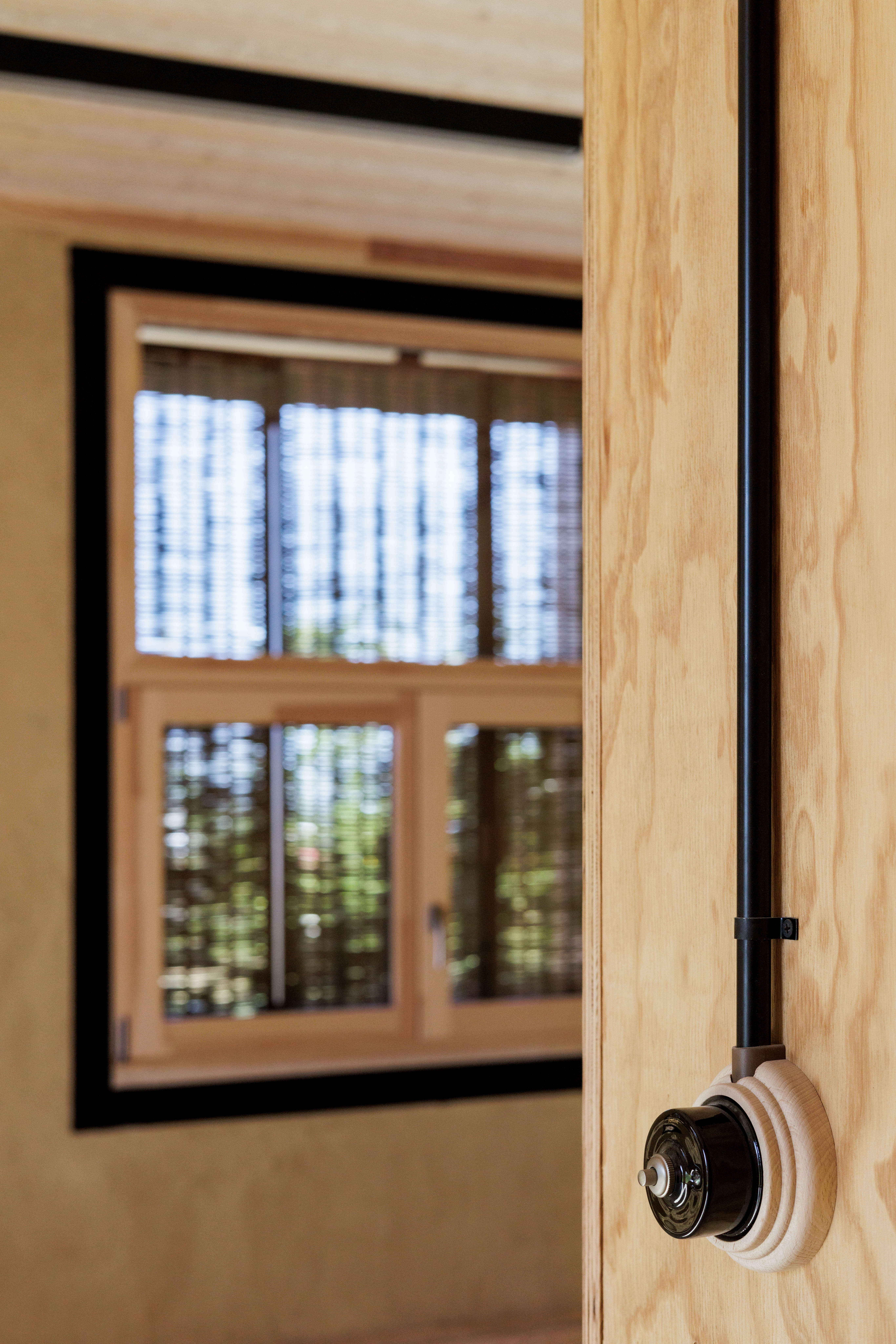 Maison des solidarités de Langon — Vue rapprochée du bardage en bois brûlé (Douglas français)
