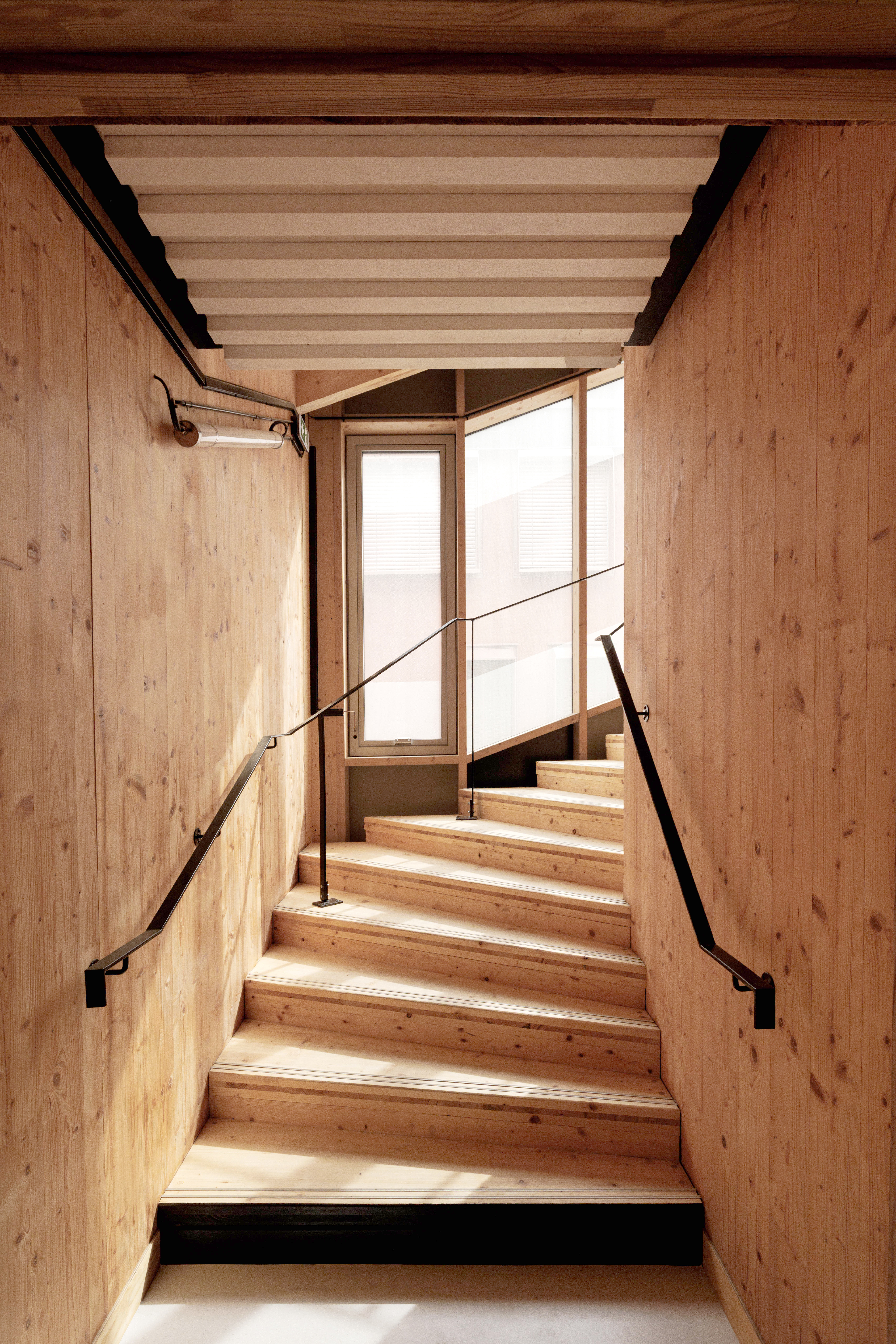 Maison des solidarités de Langon — Détail constructif de la façade extérieure et menuiseries bois